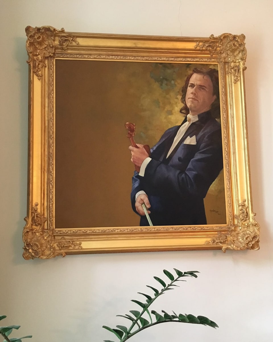Ein Gemälde mit einem Violinisten im Smoking.