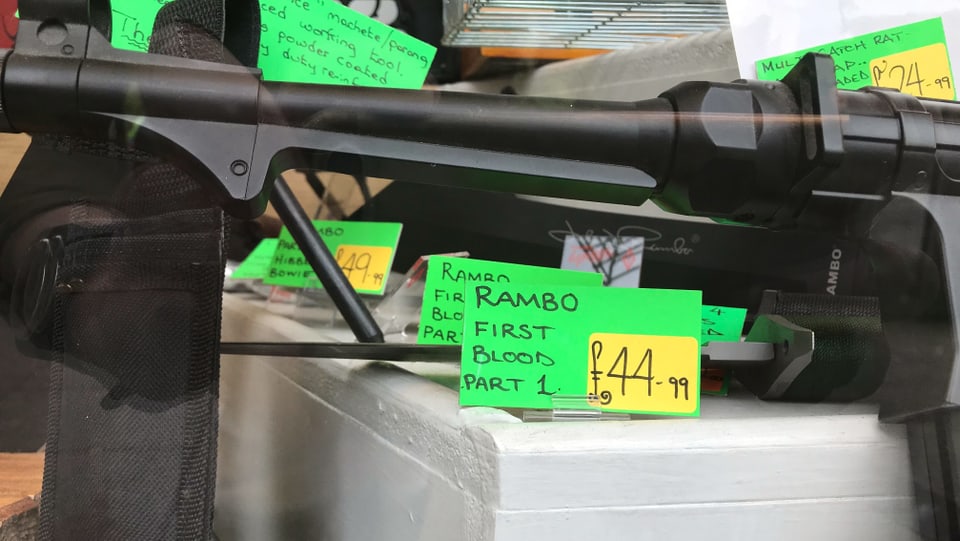 Das Rambo-First-Blood-Part-1-Messer im Schaufenster eines Ladens. Es kostet 44.99 Pfund.