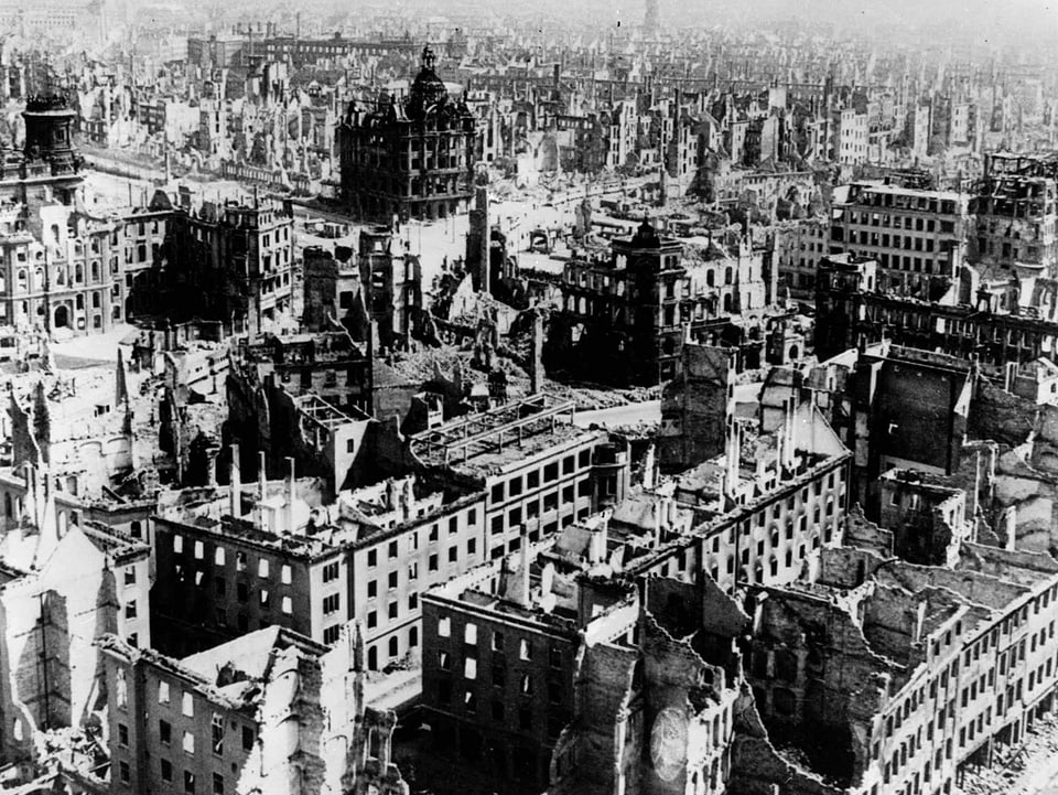 Luftaufnahme der zerstörten Stadt Dresden