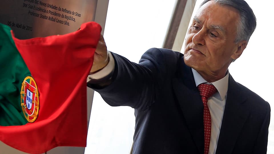  Aníbal Cavaco Silva mit einer Portugal-Flagge in der Hand.