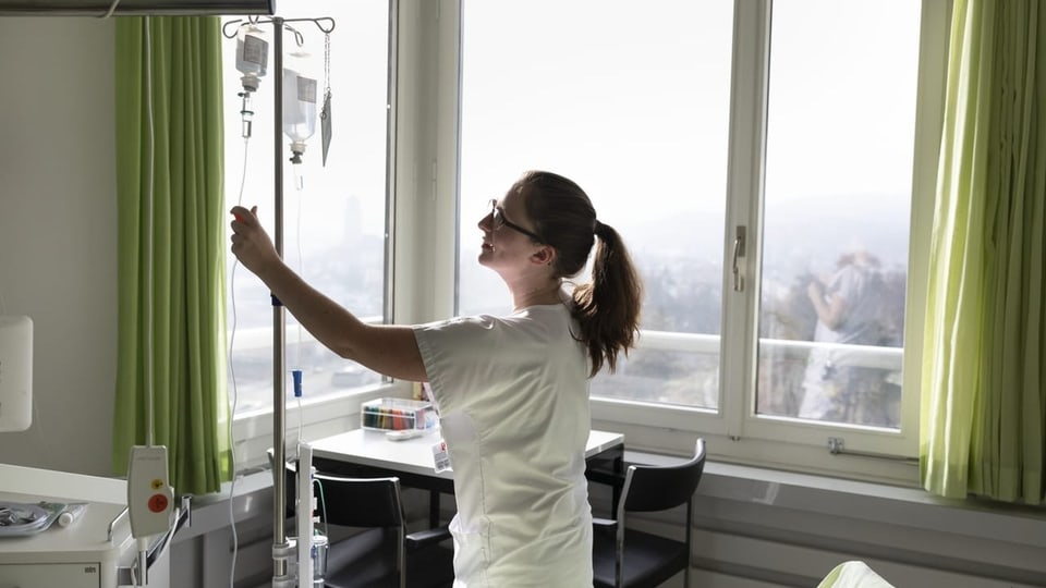 Pflegekraft im Inselspital in Bern