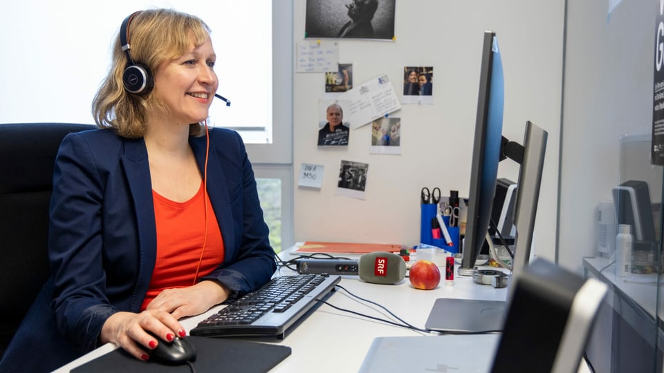 Nicoletta Cimmino an ihrem Arbeitsplatz in der Redaktion vom «Echo der Zeit» im Radiostudio Bern.