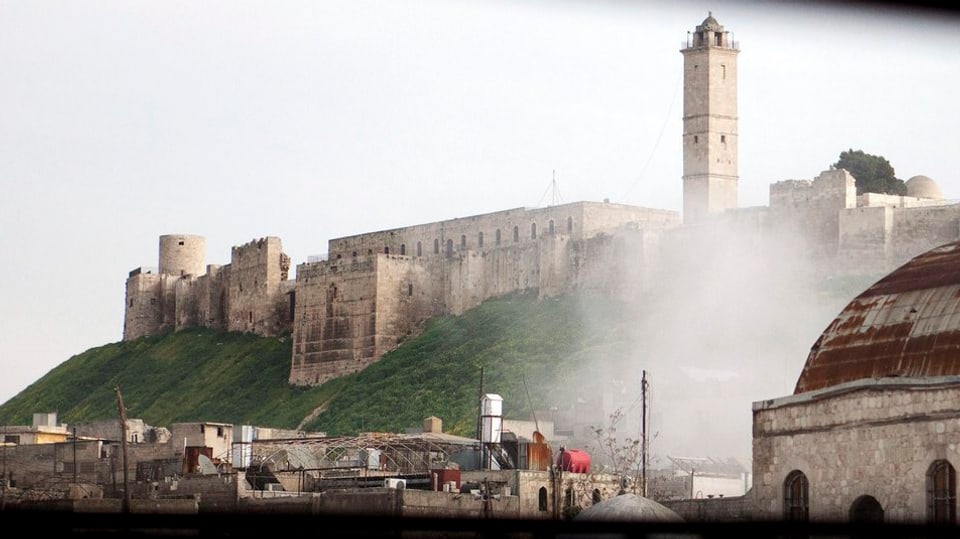 Die alten Mauern mit der Zitadelle, die empor ragt.