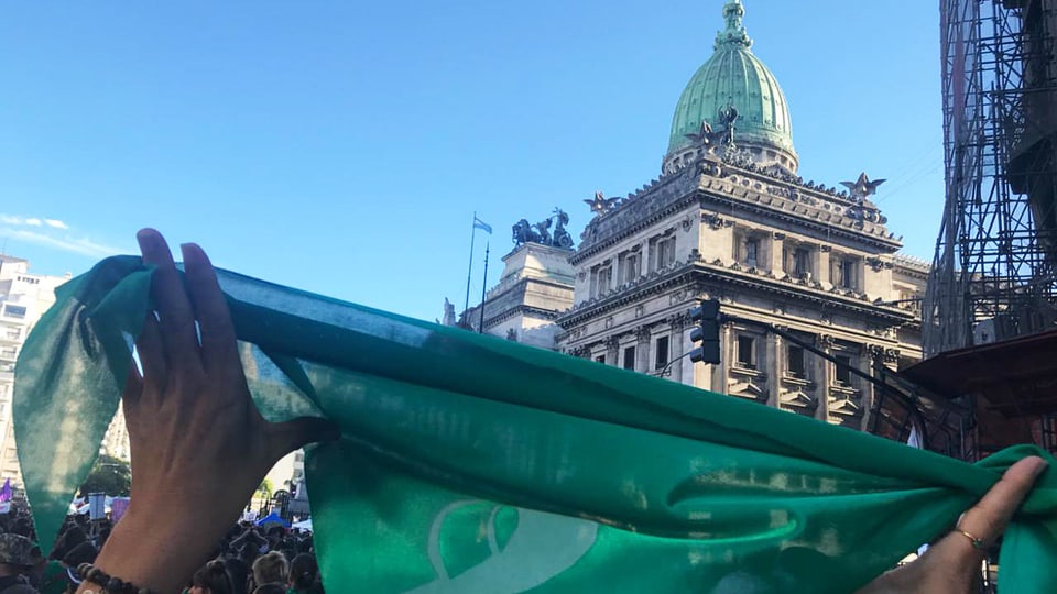 In Buenos Aires wird mit grünen Kopftücher demonstriert. 
