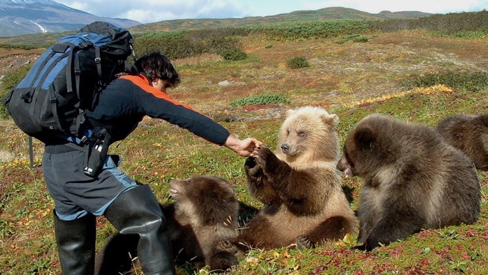 Reno Sommerhalder mit Bären in Alaska