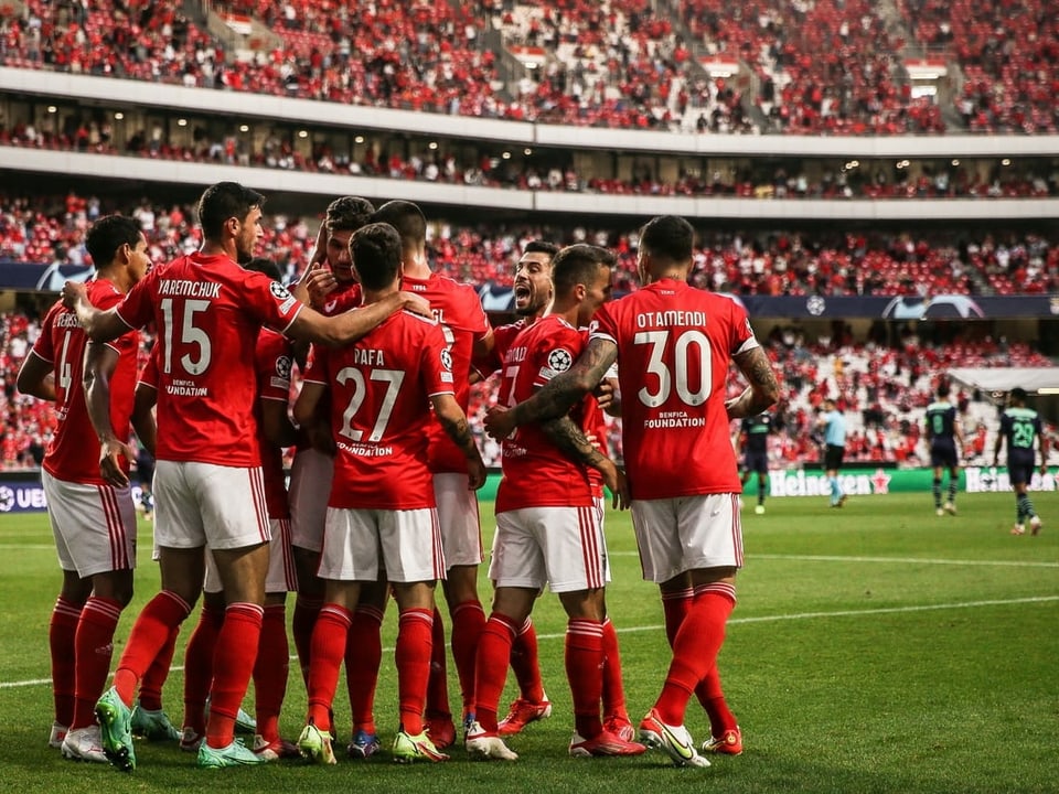 Benfica Spieler feiern das 1:0 von Rafa Silva.