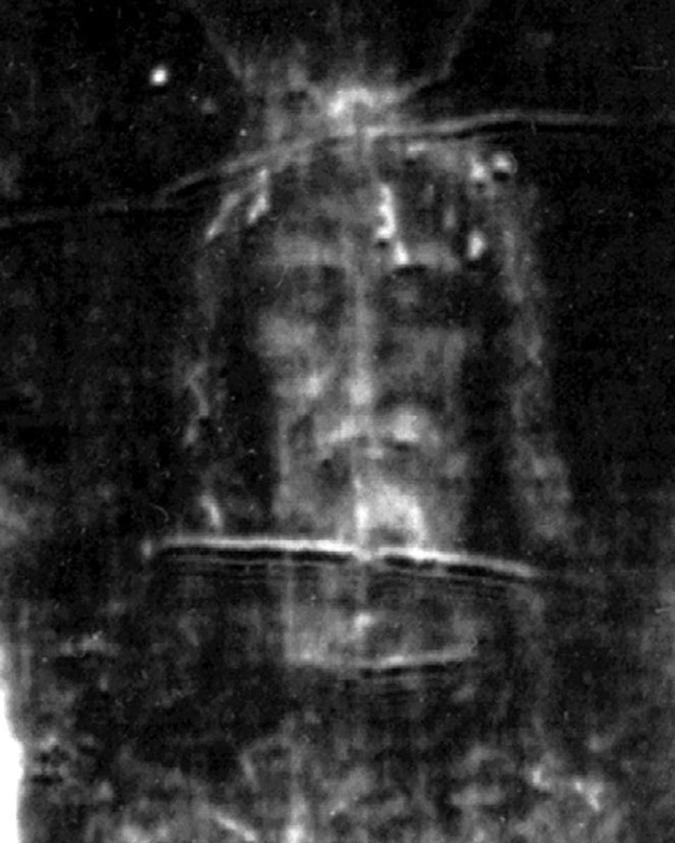 Weisse Konturen eines Gesichtes auf dem Negativ des ersten Bildes des Turiner Grabtuches.