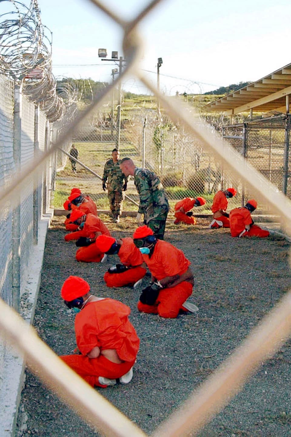 Guantanamo-Häftlinge auf den Knien.