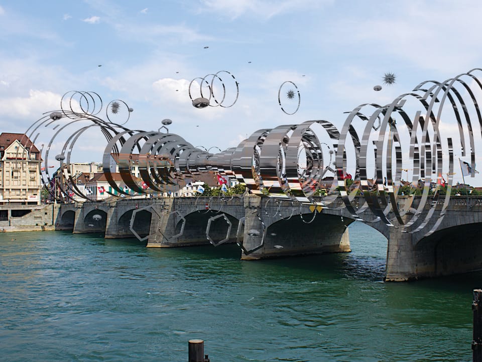 Eine Brücke mit einer virtuellen Spirale.