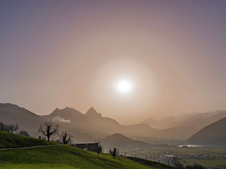 Steinerberg/SZ Talkessel bei braunem Himmel mit Sonnenaufgang