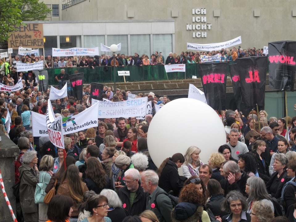 Die Lehrer demonstrierten nicht auf dem Aargauerplatz, dort hätten sie den Verkehr behindert.