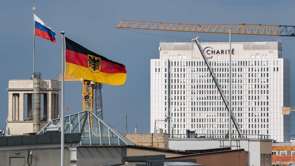 Die Charité in Berlin, im Vordergrund wehen die Flaggen Deutschlands und Russlands