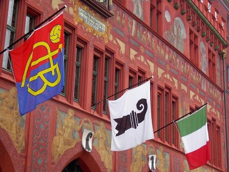 Rathausfassade mit Flaggen von Basel-Stadt, Italien und FCB.