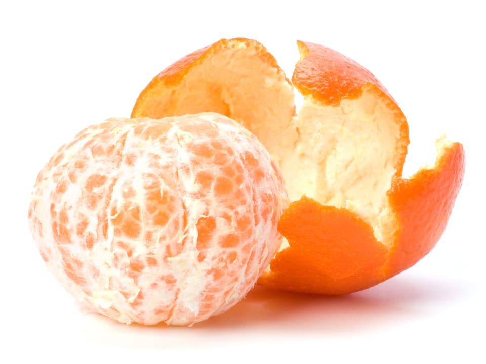 Ein geschältes Mandarinchen liegt neben der Schale.