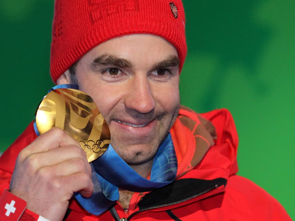 Defago präsentiert seine Goldmedaille an den Olympischen Spielen 2010 in Vancouver.