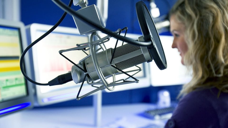 Eine Frau im Radiostudio.