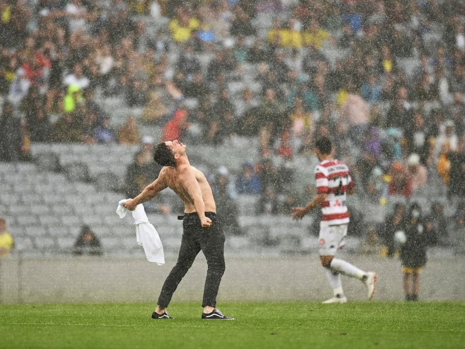 Ein Zuschauer hat sich in Auckland auf den Platz geschlichen und präsentiert sich im strömenden Regen mit nacktem Oberkörper.