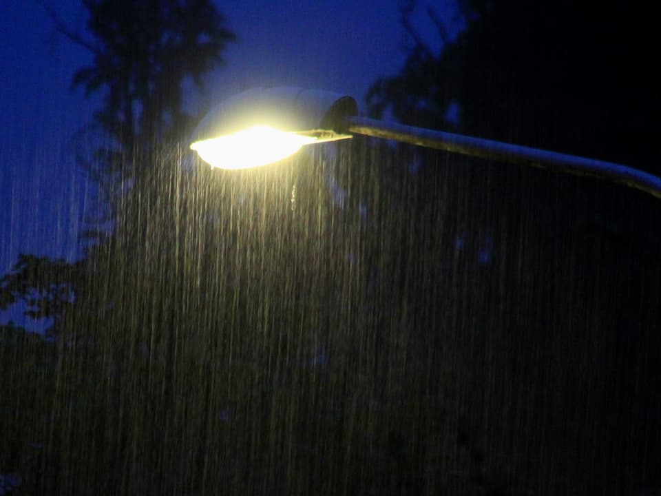 Regen und Strassenlampe