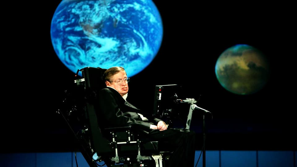 Ein Mann im Rollstuhl vor Planeten. 