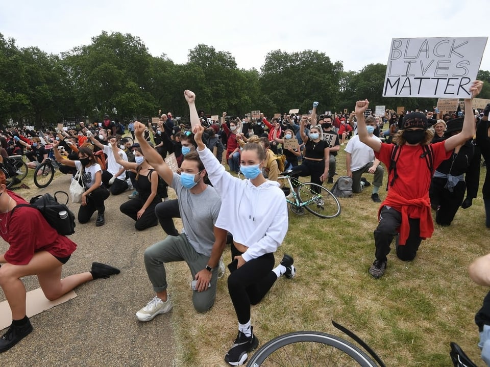 Kniende Demonstranten in London. 