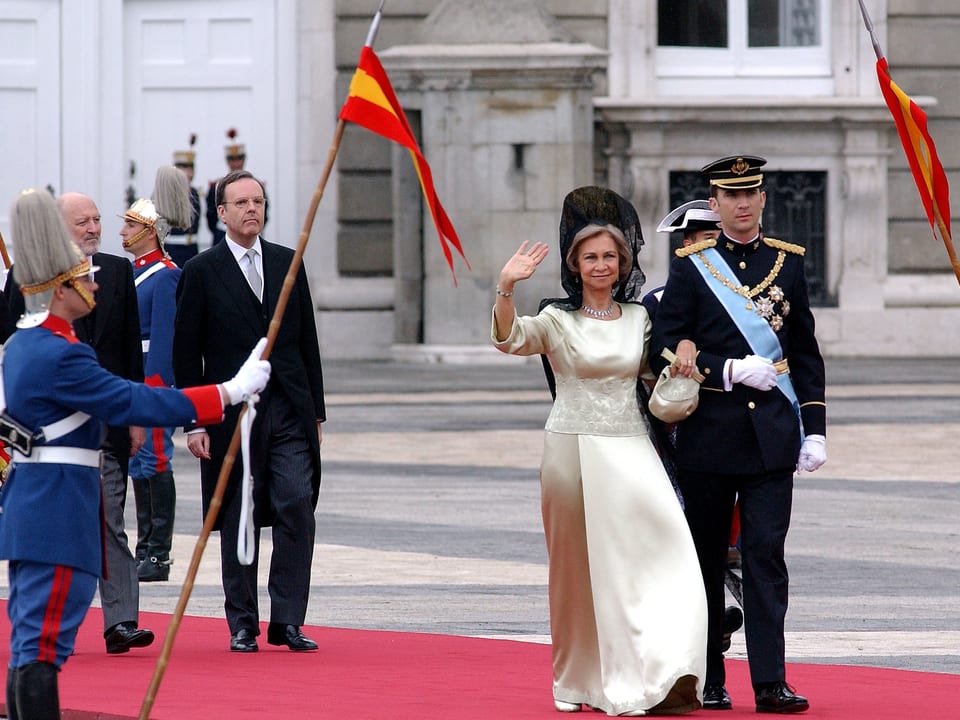 Königin Sofía begleitet ihren Sohn zu seiner Hochzeitszeremonie. 