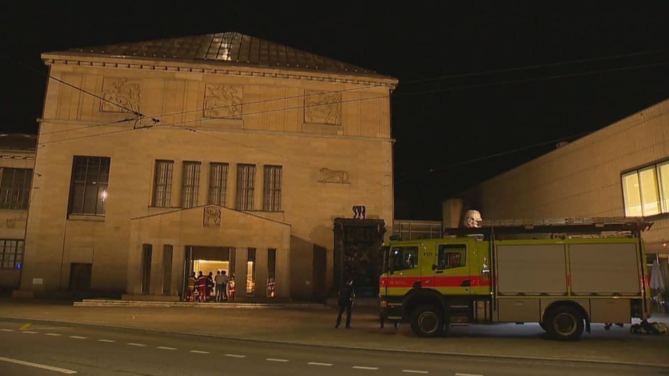 Das Kunsthaus Zürich bei Nacht, da vor ein Feuerwehrauto.