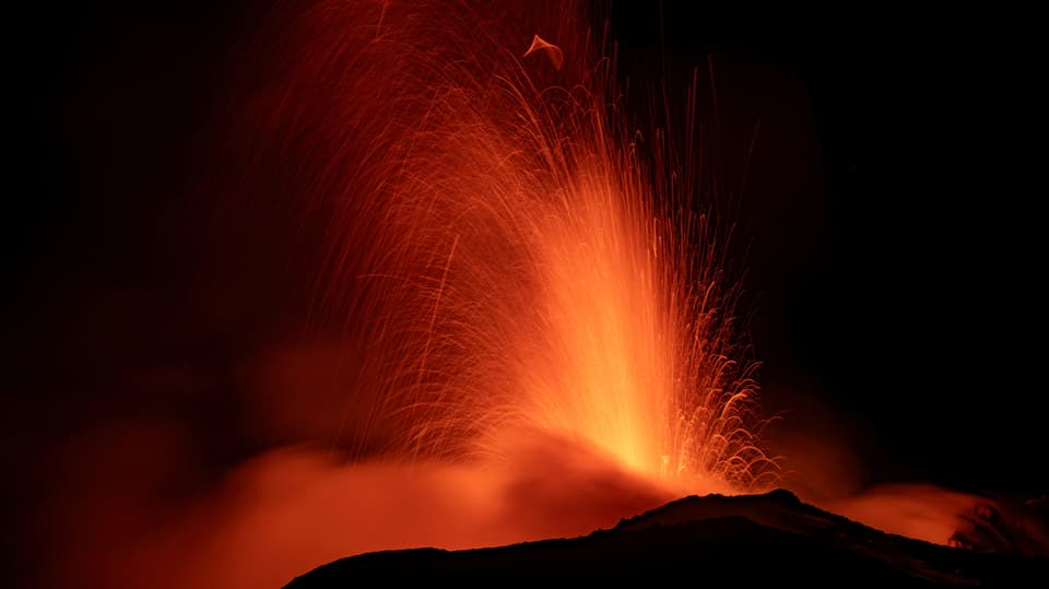 Der wieder Lava spuckende Ätna erleuchtet den Nachthimmel. Aufgenommen in Rocca Della Valle am 13. August 2023.