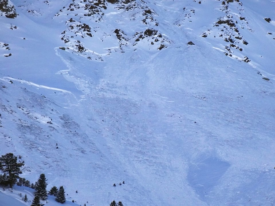 Lawinenanriss an einem verschneiten Berg.