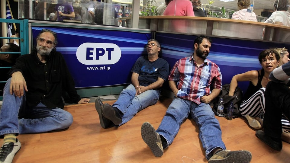 ERT-Mitarbeiter verharrten zum Protest in den Studios.