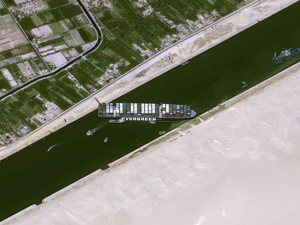 Satelliten-Bilder zeigen die missliche Lage des Riesenschiffs im Suezkanal. 