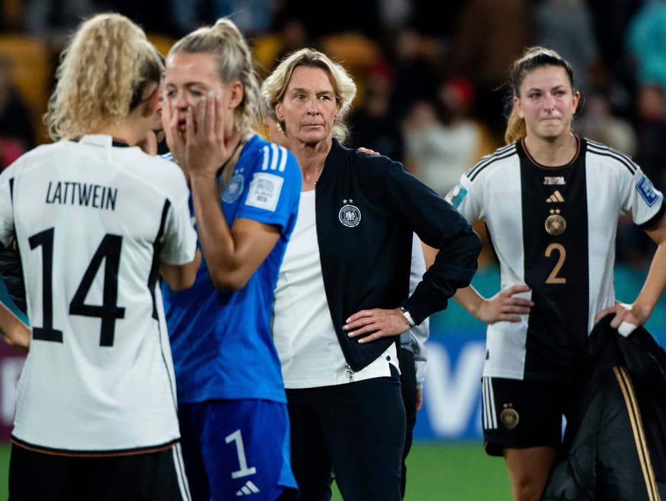 Martina Voss-Tecklenburg und ihre Spielerinnen sind nach dem 1:1 gegen Südkorea im Elend.