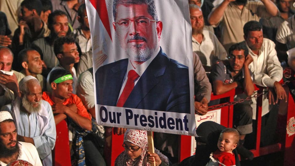 Demonstranten mit Plakat von Mursi