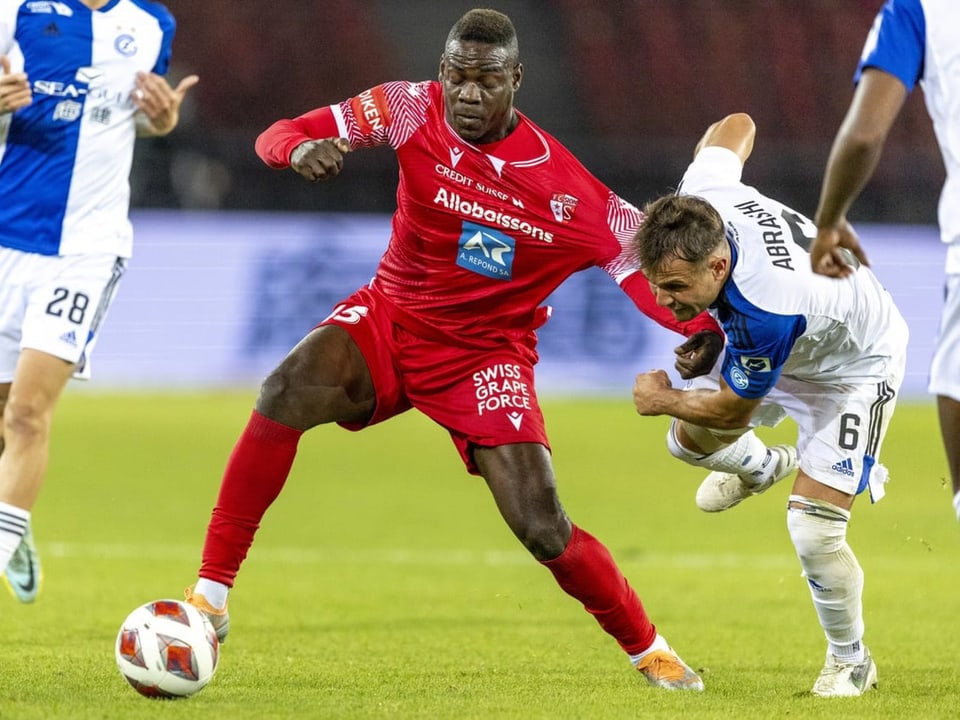 Sein Einsatz am Wochenende ist noch fraglich Mario Balotelli im Kampf mit Amir Abrashi.