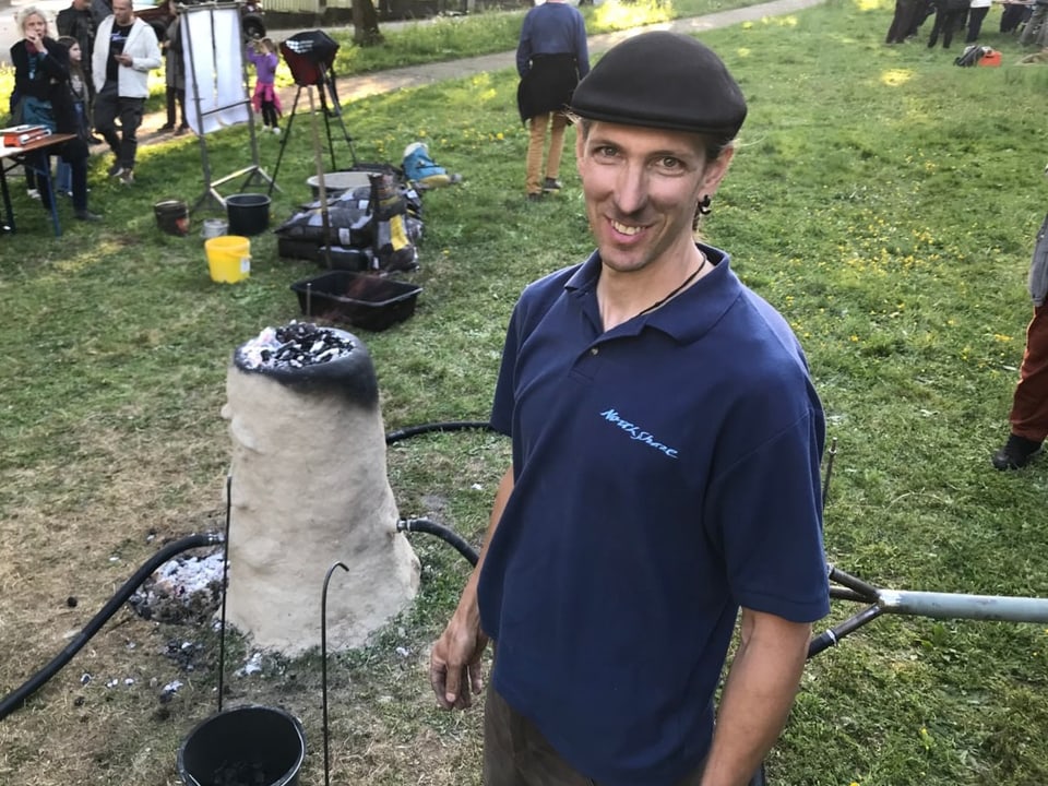 Un uomo che indossa un cappello davanti al forno.