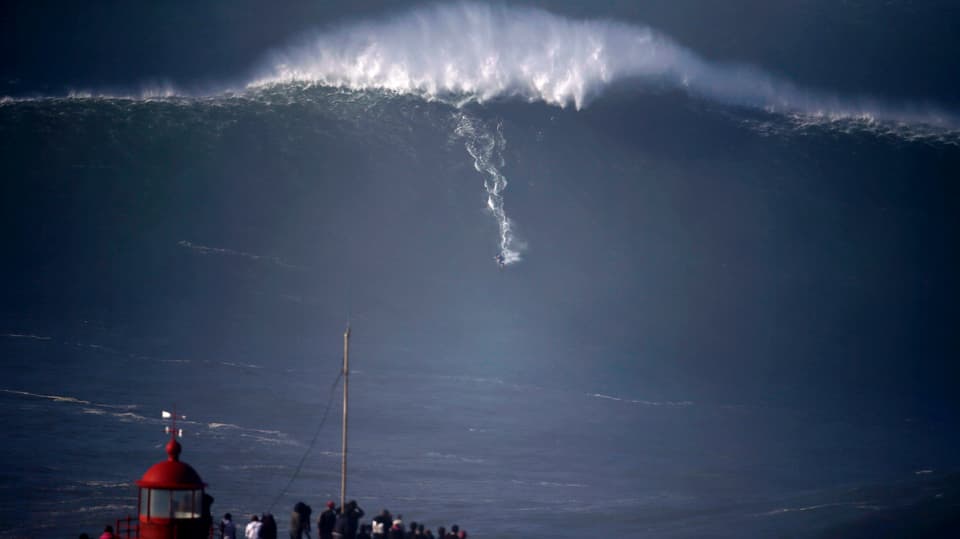 Bild einer Riesenwelle vor Nazare, Portugal