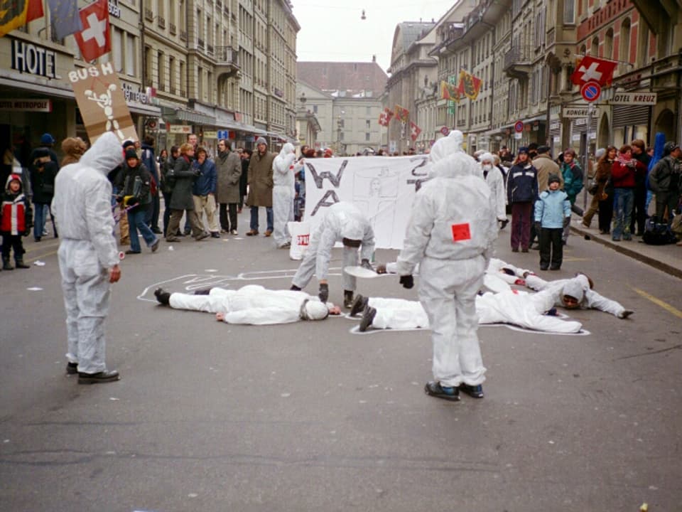 Menschen in weissen Anzügen in Bern.