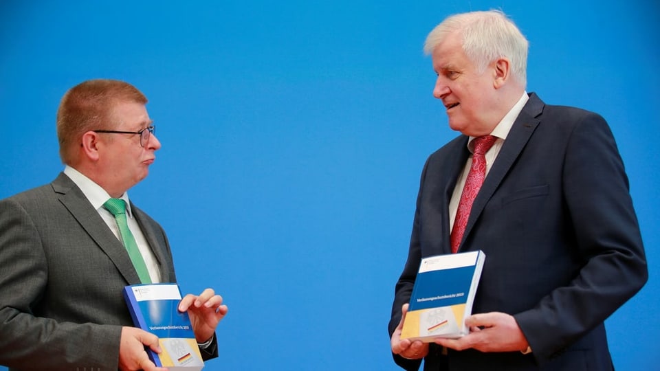 Bundesinnenminister Horst Seehofer (CSU) und Verfassungsschutzpräsident Thomas Haldenwang stellen in Berlin den Verfassungsschutzbericht 2019 vor.