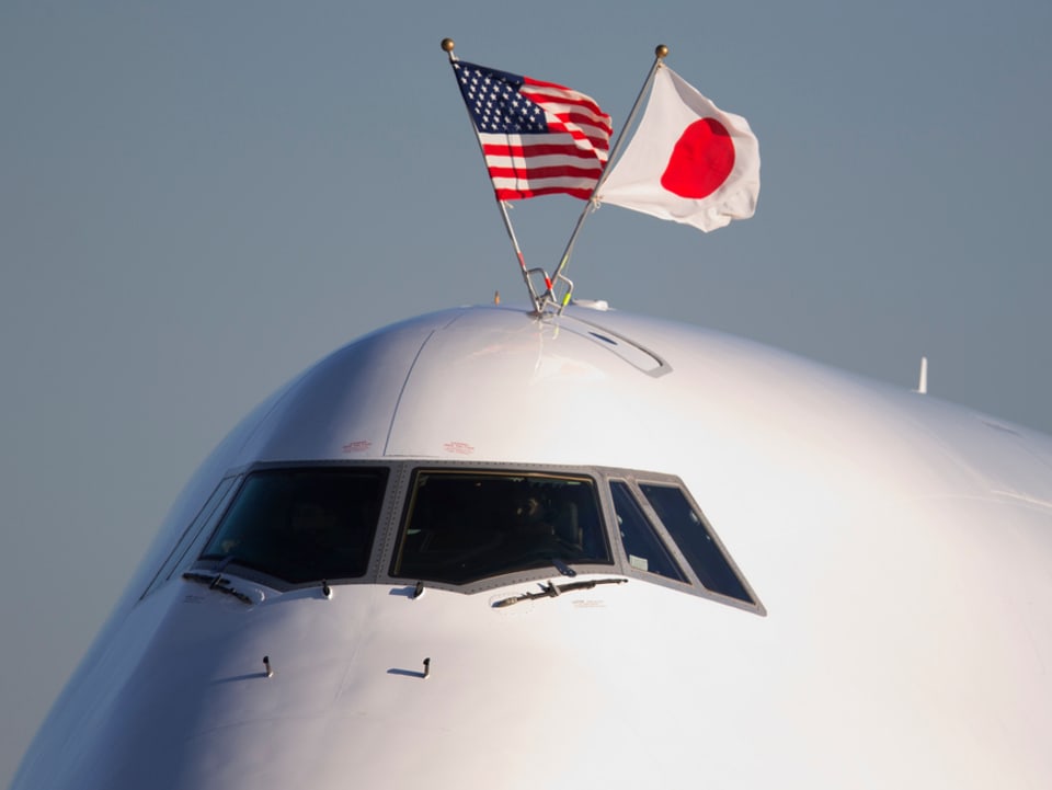 US- und Japan-Flagge auf einem Flugzeug.