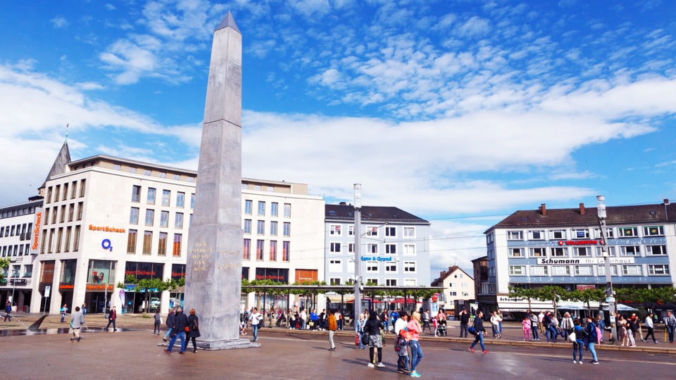 Grosser Obelisk auf einem Marktplatz