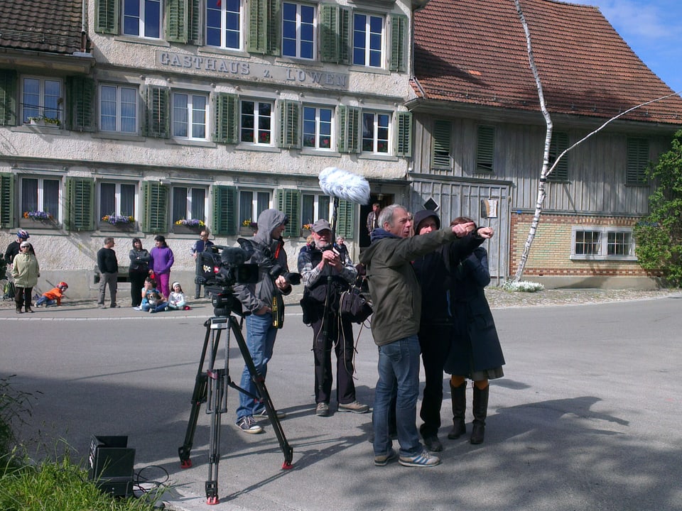SRF-Team mit Kamera und Stativ vor Gasthaus Löwen