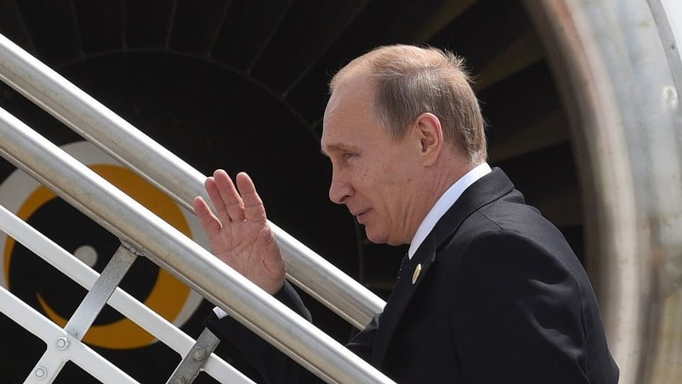Putin betritt Flugzeug über Gangway.