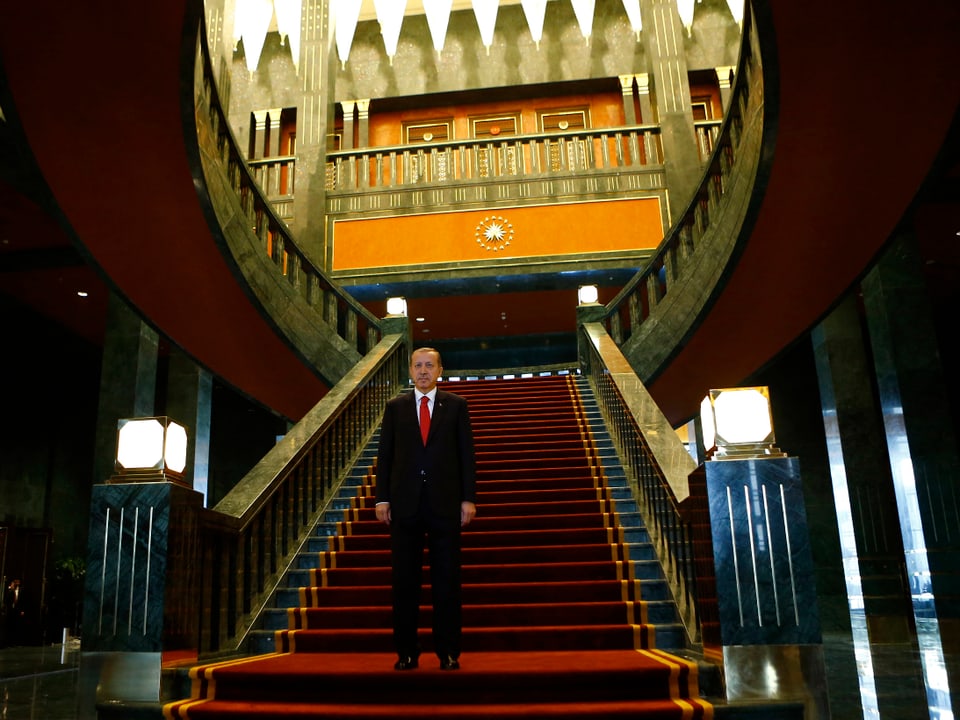 Erdogan lässt sich im Inneren des Palastes ablichten