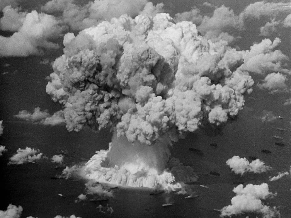 Schwarz-weiss-Foto einer Atombombenexplosion