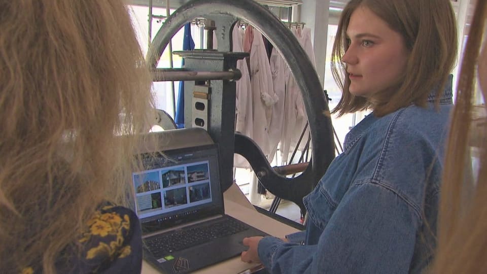 Die ukrainische Studentin Liza Tarakanova steht vor einem Laptop.