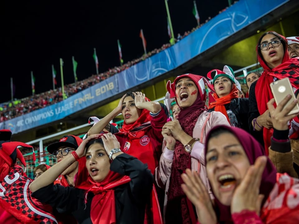 Weibliche iranische Fans.