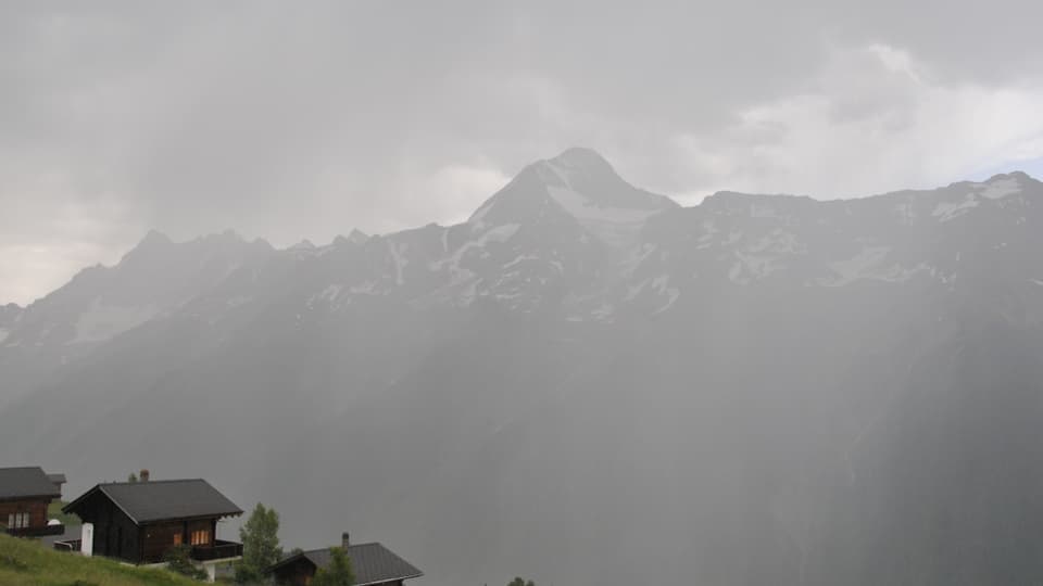 Im Wallis verhinderten Wolken und Schauer noch höhere Temperaturen, wie hier auf der Lauchernalp im Lötschental.