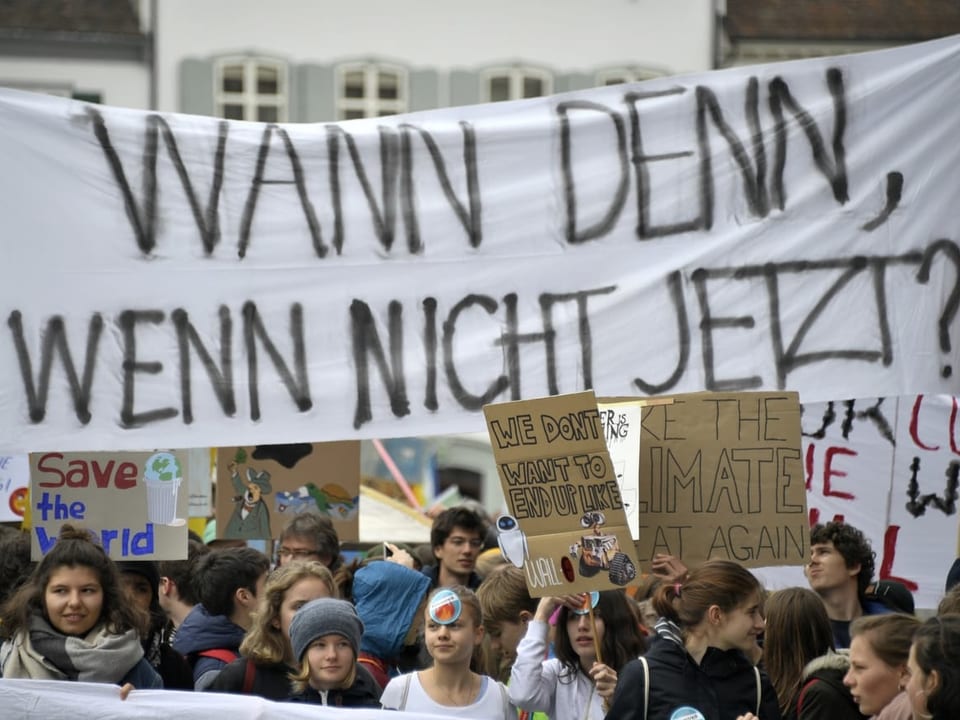 «Wann denn, wenn nicht jetzt?» fragen die Demonstranten in Basel.