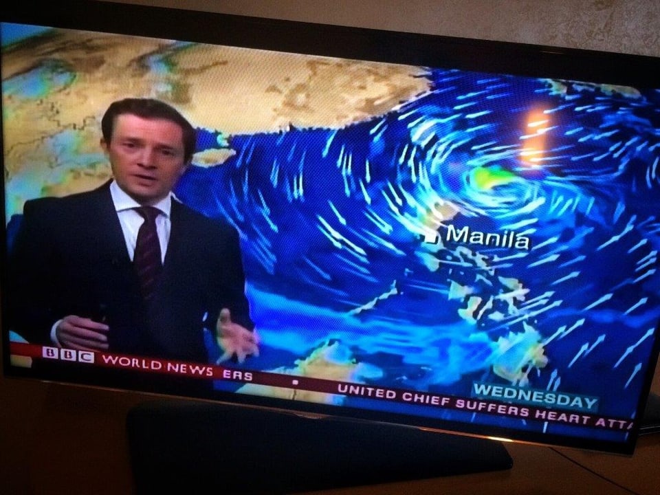 Aufnahme des TV-Bildes, ein Mann steht vor einer Wetterkarte.