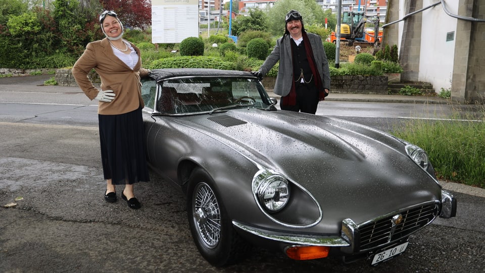 Nikolajsen und Ehefrau vor Jaguar E-Type