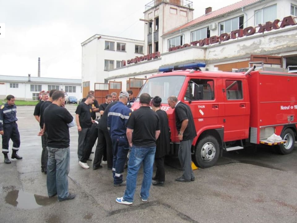 Thuner Feuerwehrleute instruieren ihre Kollegen in Gabrovo am Fahrzeug und am Atemschutz.
